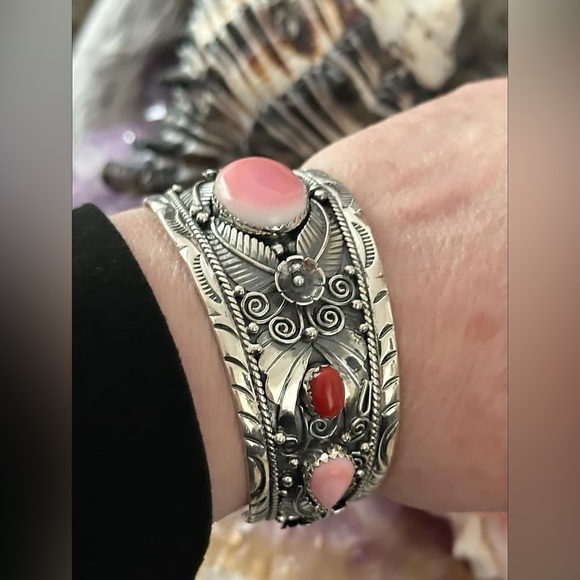 Pink conch mediterranean coral southwestern Sterling silver cuff - Picture 6 of 16